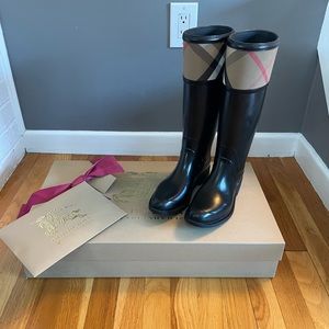 New - Burberry House Check Rain Boots Black Size 36 (6)